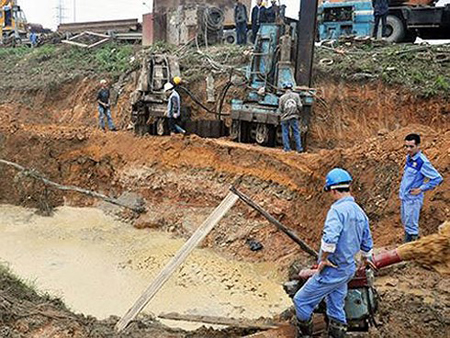 Đường ống nước sông Đà liên tục vỡ khiến đời sống của hàng nghìn hộ dân gặp khó khăn.