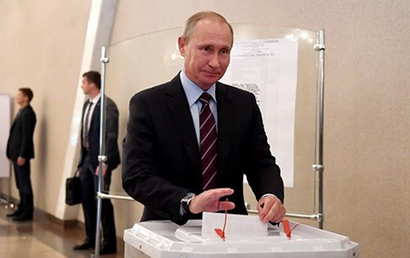 Tổng thống Nga Vladimir Putin bỏ phiếu trong cuộc bầu cử địa phương ở Moscow năm 2017.