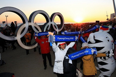 Người dân Hàn Quốc chào mừng Olympic mùa Đông PyeongChang 2018 tại Gangneung.