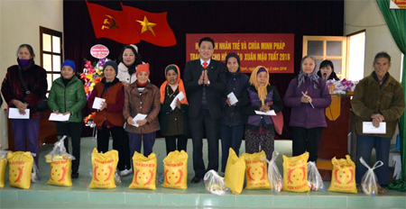 Hội Doanh nhân trẻ tặng quà tết các hộ nghèo xã Tân Thịnh, thành phố Yên Bái.