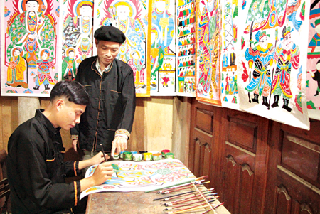 Ông Bàn Phú Định truyền dạy cho con trai cách vẽ tranh thờ.