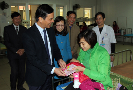 Đồng chí Dương Văn Tiến - Phó Chủ tịch UBND tỉnh thăm và tặng quà cho các bệnh nhân đang điều trị tại Bệnh viện Sản - Nhi.