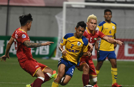 Sông Lam Nghệ An (đỏ) khởi đầu thuận lợi ở AFC Cup 2018.