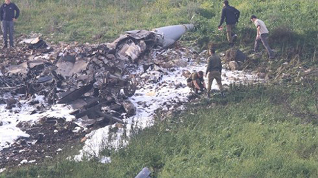 Lực lượng an ninh Israel bên xác máy bay F-16 gần làng Harduf, miền bắc nước này.