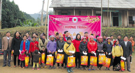 Lãnh đạo Hội Chữ thập đỏ tỉnh cùng các nhà hảo tâm trao quà cho các hộ gia đình khó khăn xã Phong Dụ Hạ (Văn Yên) nhân dịp tết Nguyên đán Mậu Tuất năm 2018. 
