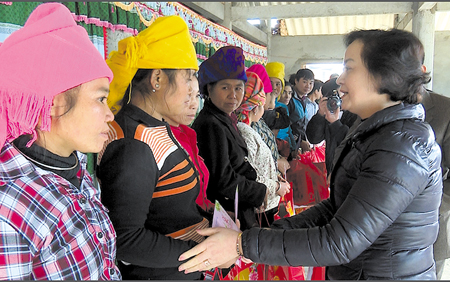 Đồng chí Bí thư Tỉnh uỷ, Chủ tịch HĐND tỉnh Phạm Thị Thanh Trà thăm hỏi, tặng quà, chúc tết bà con vùng lũ đón xuân trong ngôi nhà mới. (Ảnh: Đức Toàn)