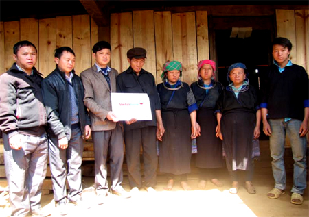 Ủy ban MTTQ huyện Mù Cang Chải trao hỗ trợ 50 triệu đồng để làm nhà của VietinBank cho gia đình ông Mùa Dua Ký.
