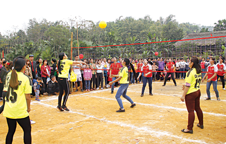 Nhân dân xã Xuân Lai, huyện Yên Bình sôi nổi thi đấu bóng chuyền hơi.