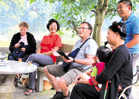 Du khách nghỉ ngơi, giao lưu cùng dân địa phương tại điểm du lịch cộng đồng Ngòi Tu, xã Vũ Linh.