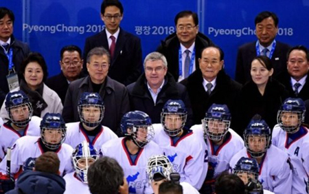 Đội tuyển nữ hockey trên băng liên Triều chụp ảnh cùng lãnh đạo Triều Tiên và Hàn Quốc.
