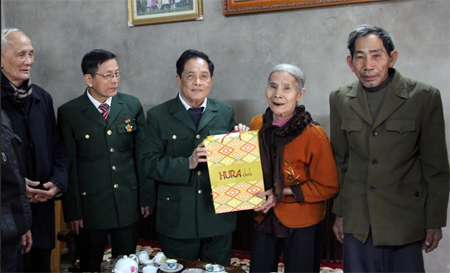 Đồng chí Nguyễn Văn Tỉnh - Chủ tịch Hội Cựu TNXP tỉnh Yên Bái (thứ 3 từ phải sang) trao quà tết cho bà Nguyễn Thị Gấm ở xã Tuy Lộc (thành phố Yên Bái).