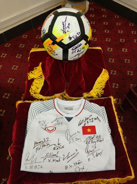 Quả bóng và chiếc áo đấu có đầy đủ chữ ký của các thành viên đội tuyển U23 Việt Nam dành tặng Thủ tướng Nguyễn Xuân Phúc.