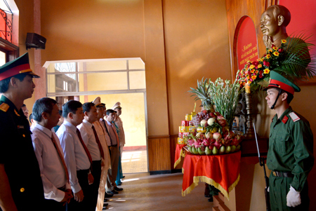 Các đồng chí lãnh đạo tỉnh dâng hương tưởng niệm Chủ tịch Hồ Chí Minh tại Lễ đài sân vận động thành phố Yên Bái. (Ảnh minh hoạ)