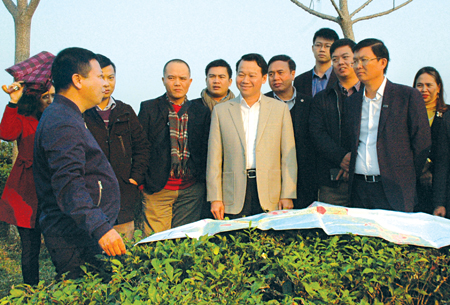 Đồng chí Đỗ Đức Duy - Phó Bí thư Tỉnh ủy, Chủ tịch UBND tỉnh cùng Đoàn công tác của Tập đoàn FLC thăm và tìm hiểu cơ hội đầu tư tại xã Thịnh Hưng, huyện Yên Bình. 
