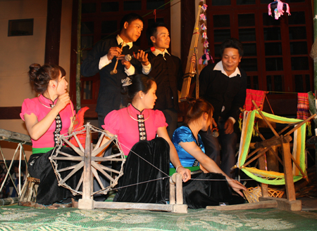 Biểu diễn Hạn Khuống trong các đêm hội. (Ảnh: Nghệ nhân Điêu Thị Xiêng truyền dạy các điệu xòe cổ cho thế hệ trẻ).