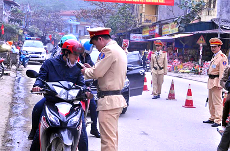 Lực lượng cảnh sát giao thông kiểm tra nồng độ cồn đối với người điều khiển phương tiện.