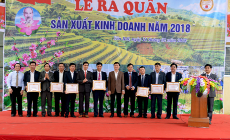 Phó Chủ tịch UBND tỉnh Nguyễn Chiến Thắng cùng lãnh đạo Đảng ủy Khối doanh nghiệp, Hiệp hội Doanh nghiệp tặng giấy khen cho các tập thể, cá nhân  hoàn thành tốt nhiệm vụ sản xuất kinh doanh năm 2017.