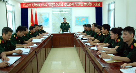 Cán bộ, đảng viên Ban Chỉ huy Quân sự huyện Yên Bình triển khai nhiệm vụ trong công tác đào tạo, bồi dưỡng lý luận chính trị, nghiệp vụ.