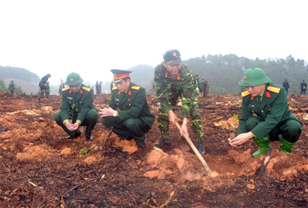 Lãnh đạo Bộ CHQS tỉnh tham gia trồng cây đầu xuân.