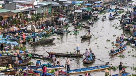 Tác giả Kiều Anh Dũng của Việt Nam đã giành giải nhất trị giá 500 USD cho bức ảnh về cảnh mua bán trên chợ nổi Sóc Trăng vào buổi ban mai.