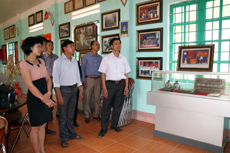 Cán bộ đảng viên xã Cát Thịnh, huyện Văn Chấn tìm hiểu truyền thống xã anh hùng lực lượng vũ trang nhân dân.