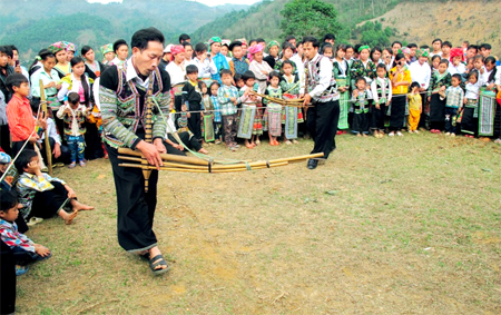 Múa khèn là nét văn hoá đặc trưng không thể thiếu trong ngày tết của đồng bào Mông.