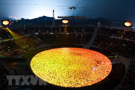 Màn trình diễn ánh sáng rực rỡ tại lễ khai mạc Olympic PyeongChang 2018.