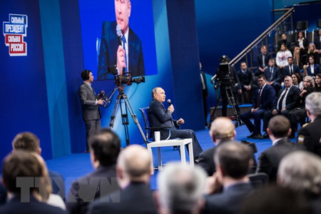 Tổng thống Nga Vladimir Putin (giữa) phát biểu tại Moskva ngày 30/1.
