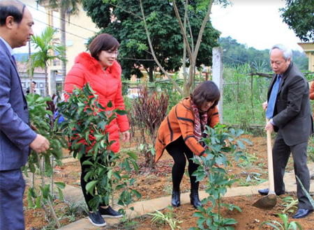 Lãnh đạo huyện Yên Bình và Hội Đông y tỉnh Yên Bái tham gia trồng cây thuốc đầu Xuân tại vườn thuốc nam của Trung tâm Y tế huyện Yên Bình.