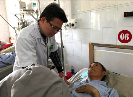 Thạc sỹ, bác sỹ Đào Thanh Quyết - Giám đốc BVĐK khu vực Nghĩa Lộ kiểm tra sức khỏe bệnh nhân nằm điều trị trong dịp tết Nguyên đán Mậu Tuất 2018.