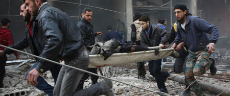 Lực lượng cứu hộ khiêng một người bị thương sau cuộc tấn công tại khu vực do phiến quân kiểm soát ở Kafr Batna, Syria ngày 6/2.