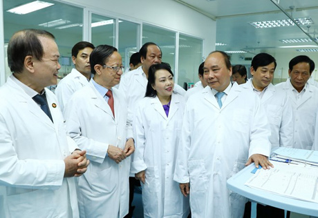 Thủ tướng Nguyễn Xuân Phúc đến thăm Bệnh viện tim Tâm Đức, nhân dịp kỷ niệm 63 năm ngày Thầy thuốc Việt Nam (27/2/1955-27/2/2018).