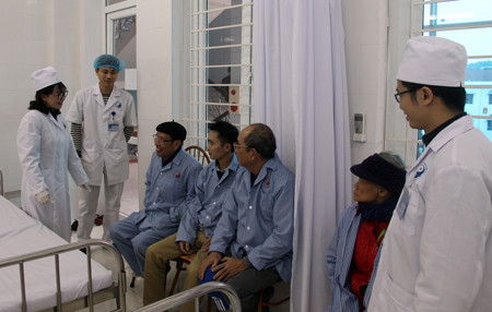 Bác sỹ Đặng Thị Như Hoa thăm hỏi các bệnh nhân điều trị nội trú.
