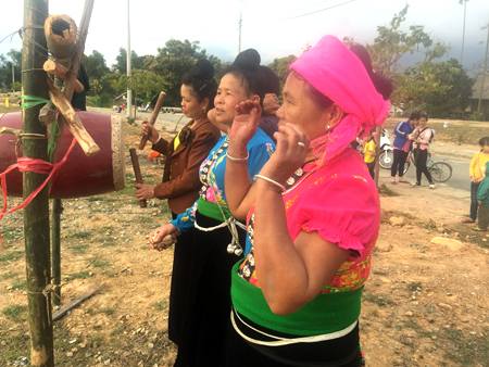 Những phụ nữ dân tộc Thái cùng nhau hát và múa xòe trong tiếng trống hội rộn rã.
