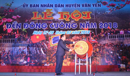 Đồng chí Vũ Quang Hải - Phó Bí thư Huyện ủy, Chủ tịch UBND huyện Văn Yên đánh trống khai hội đền Đông Cuông năm 2018.