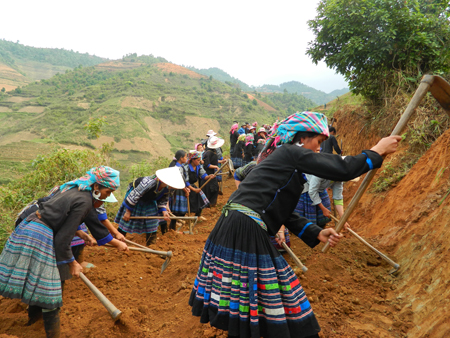 Nhân dân huyện Mù Cang Chải tích cực tham gia mở đường giao thông nông thôn.
