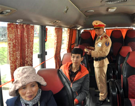 Lực lượng cảnh sát giao thông huyện Văn Yên kiểm tra phương tiện vận tải hành khách.