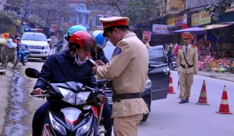 Từ mồng 2 Tết, lực lượng cảnh sát giao thông đã thực hiện kiểm tra nồng độ cồn đối với người điều khiển phương tiện.