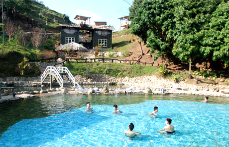 Khu nghỉ dưỡng, tắm suối nước nóng của Vũ Mạnh Cường do chính tay anh thiết kế, xây dựng, thu hút đông đảo du khách.