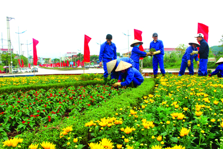 Công nhân Công ty cổ phần Môi trường và Công trình đô thị Yên Bái trồng hoa, cây cảnh trên các tuyến đường.