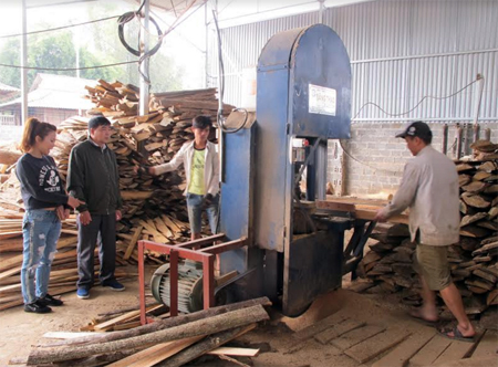 Xưởng sản xuất gỗ rừng trồng của Công ty TNHH Thương mại và Sản xuất Hùng Mạnh tạo việc làm cho nhiều lao động ở xã Nghĩa Phúc.