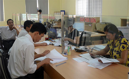 Bộ phận giao dịch một cửa tại Chi cục Thuế thành phố Yên Bái giải quyết các TTHC cho người dân và doanh nghiệp.