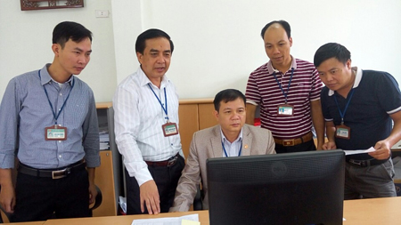 Lãnh đạo Chi cục Thuế huyện Văn Chấn trao đổi công tác thu ngân sách.