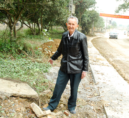 Ông Hoàng Văn Thưởng ở thôn 7, xã Vân Hội hiến trên 1.000 m2 đất để mở rộng đường trung tâm xã.