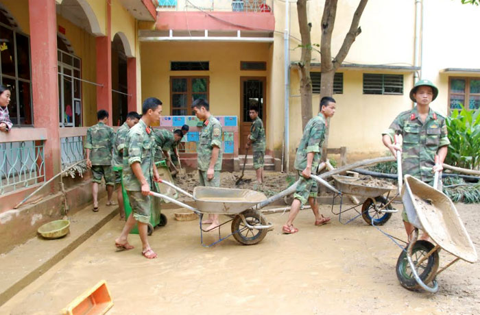 Cán bộ, chiến sỹ LLVT tỉnh giúp dân dọn vệ sinh môi trường sau lũ.