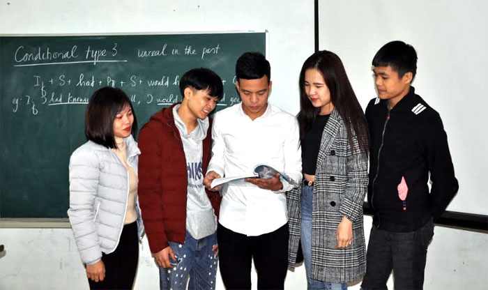 Nguyễn Chiến Trinh (giữa) trao đổi với các bạn sinh viên trong giờ học.