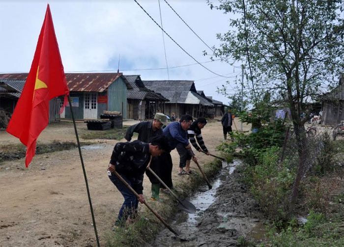 Bà con thôn Háng Sê tích cực vệ sinh giữ gìn môi trường xanh, sạch, đẹp.