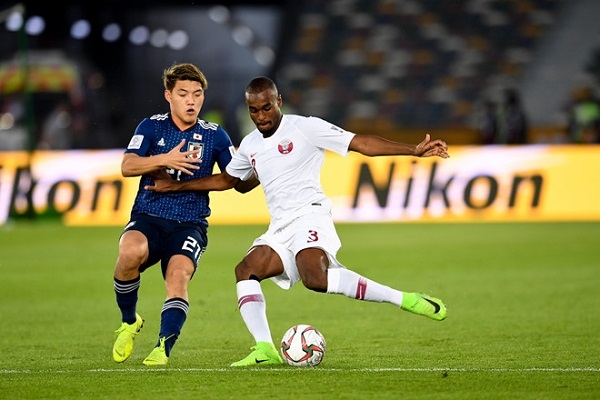 Nhật Bản (áo xanh) đối đầu Qatar (áo trắng) đầy căng thẳng.