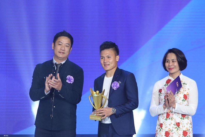 Nguyễn Quang Hải (giữa) nhận danh hiệu VĐV của năm - Cúp Chiến thắng 2018