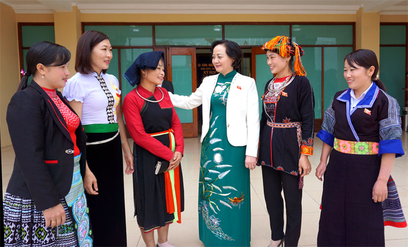 Bí thư Tỉnh ủy, Chủ tịch HĐND tỉnh Phạm Thị Thanh Trà trò chuyện với cán bộ nữ người dân tộc thiểu số.
